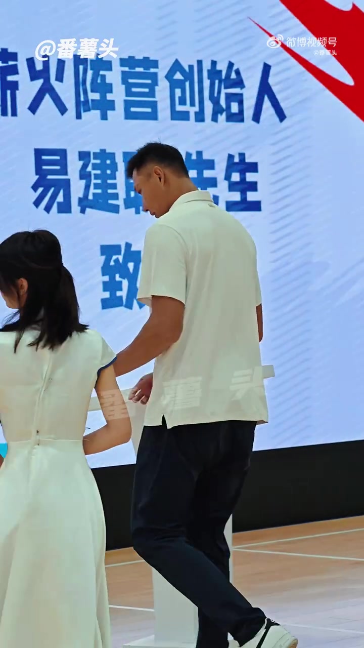 leyu团队-好久不见！易建联现身深圳 出席旗下薪火阵营活动